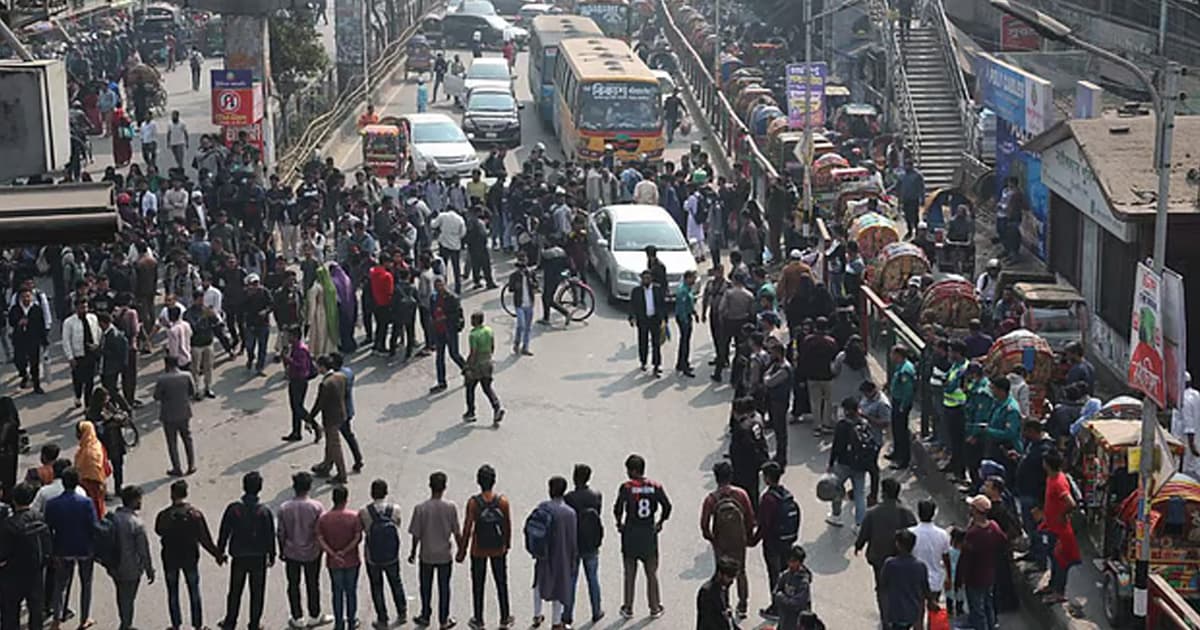 শিক্ষার্থীদের সড়ক অবরোধ, যানজটে ফের ভোগান্তি