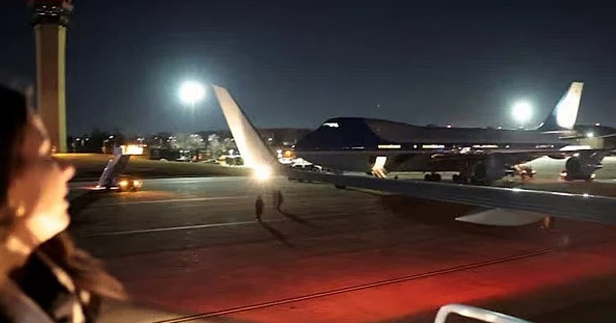 মাঝ আকাশ থেকে ঘাঁটিতে ফিরল ট্রাম্পের উড়োজাহাজ