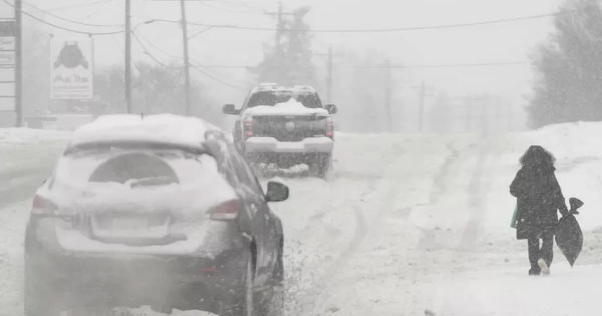 তুষারঝড়ে বাতিল ১৩ হাজার ফ্লাইট, বিপর্যস্ত জনজীবন