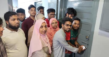 বরিশালে সিভিল সার্জন কার্যালয়ে শিক্ষার্থীদের বিক্ষোভ