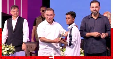 সিরাজগঞ্জের শিক্ষার্থীর হাতে ট্রফি তুলে দিলেন প্রধানমন্ত্রী
