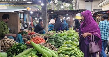 কুলাউড়ায় নিত্যপ্রয়োজনীয় পণ্যের ঊর্ধ্বগতিতে দিশেহারা মানুষ