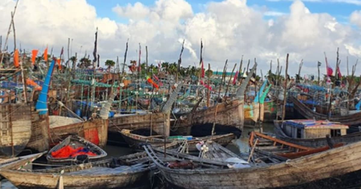 ঘাটে নিরাপদ আশ্রয়ে ফিরেছে কয়েকশ' মাছ ধরার ট্রলার