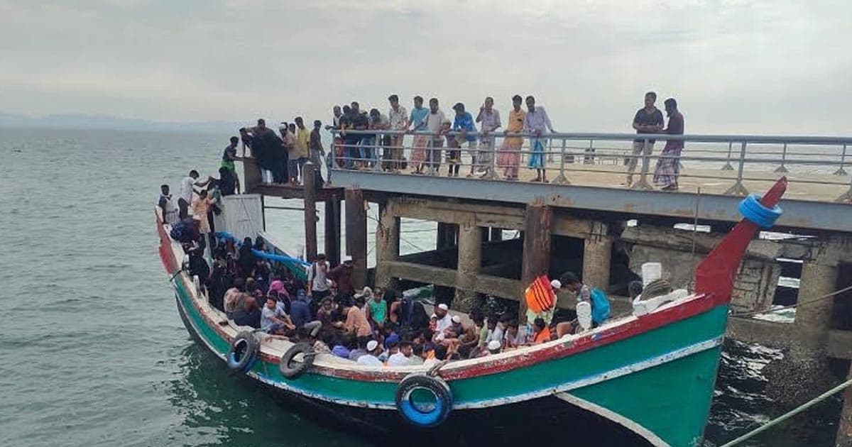 সেন্ট মার্টিনে ১০ দিন পর ট্রলার চলাচল শুরু