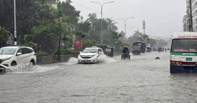টানা বৃষ্টিতে জলাবদ্ধ রাজধানী