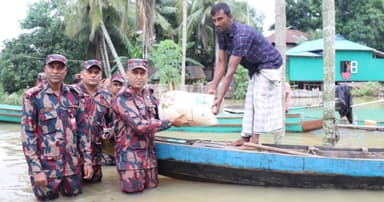 দুর্গম সীমান্তে বানভাসি মানুষের পাশে বিজিবি