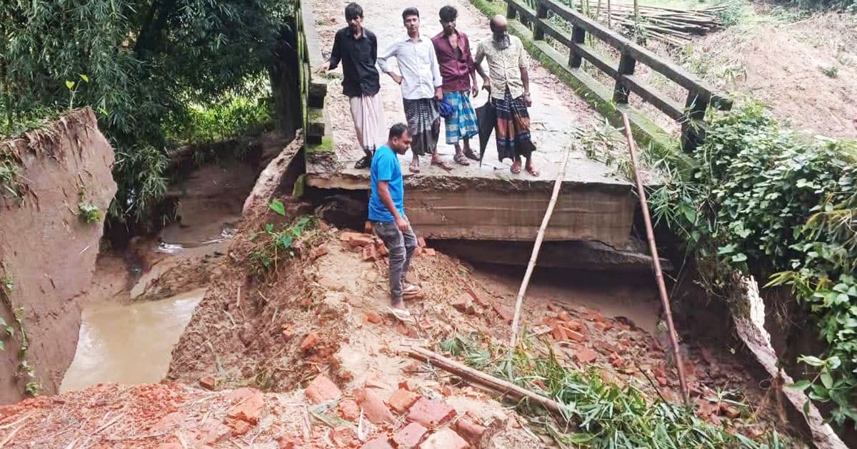 পাহাড়ি ঢলে লামায় সড়ক ও সেতু ধস, চরম জনদুর্ভোগ