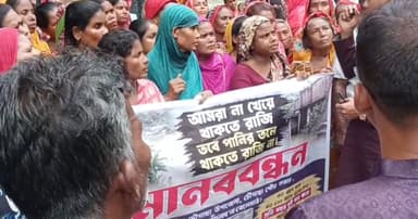পানিবন্দি ২৫০ পরিবার: চৌগাছায় মানববন্ধন ও গণস্বাক্ষর