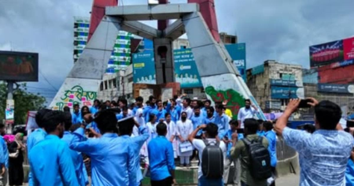শিক্ষামন্ত্রীর পদত্যাগ দাবিতে নাঃগঞ্জে শিক্ষার্থীদের মিছিল