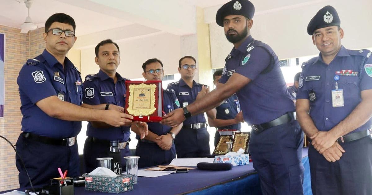 শ্রেষ্ঠ মাদক উদ্ধারকারী হলেন এসআই শরীফুল ইসলাম