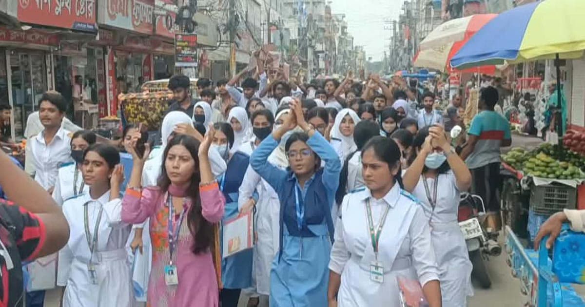 সিরাজগঞ্জে শিক্ষার্থীদের বিক্ষোভ