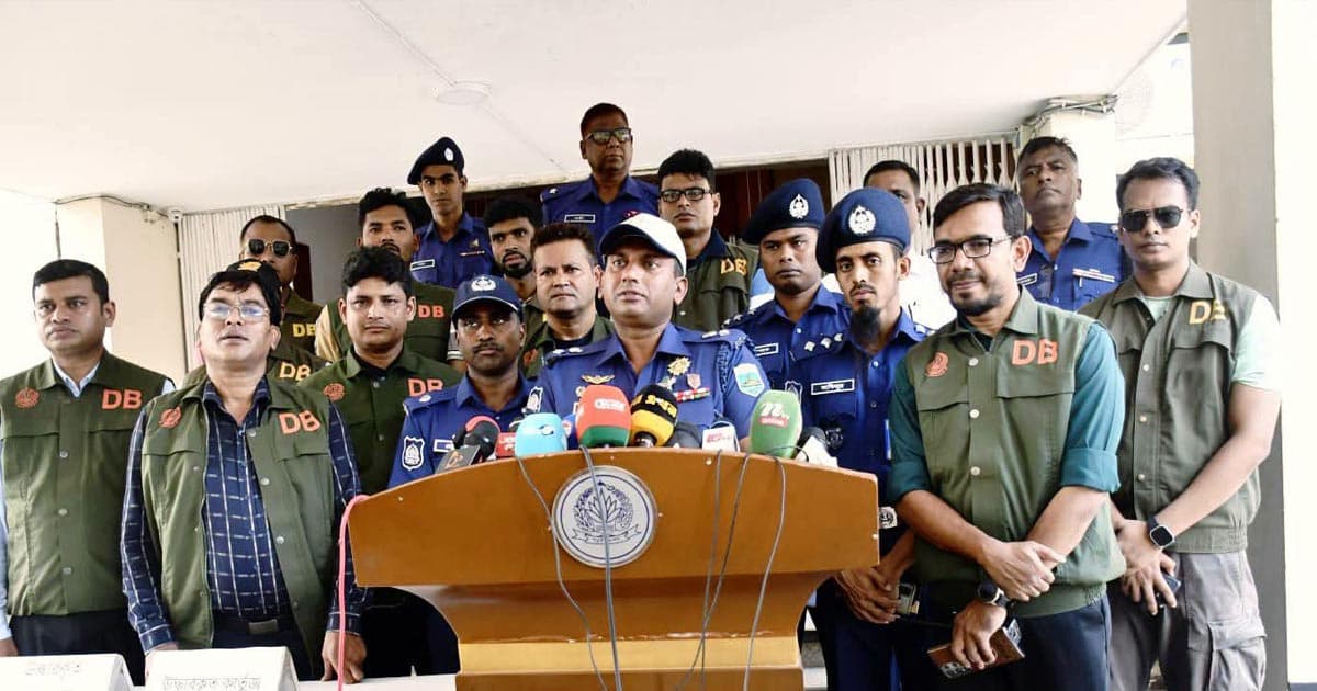 বিশেষ অভিযানে বিদেশি পিস্তল, গুলি ও ম্যাগাজিনসহ গ্রেপ্তার ১