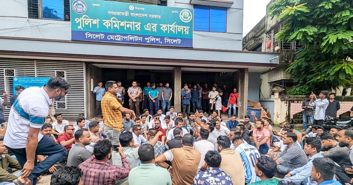 ছাত্রলীগ রুখতে পুলিশ কমিশনার কার্যালয়ে ছাত্রদলের অবস্থান