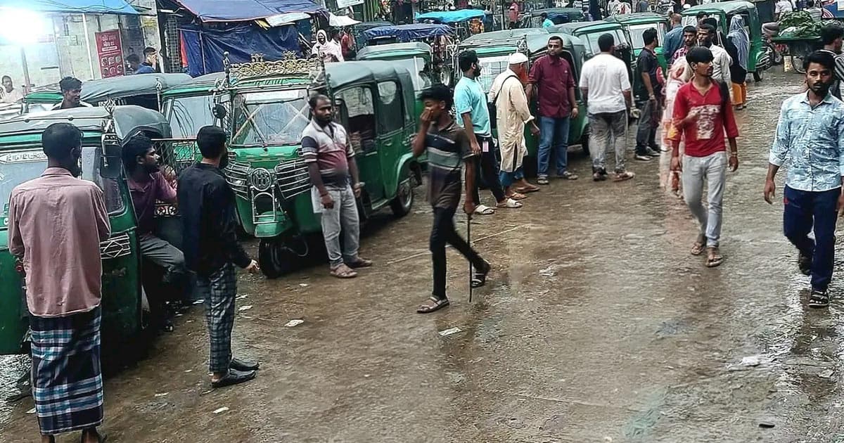 অতিরিক্ত ভাড়া আদায়ে ভোগান্তিতে যাত্রীরা