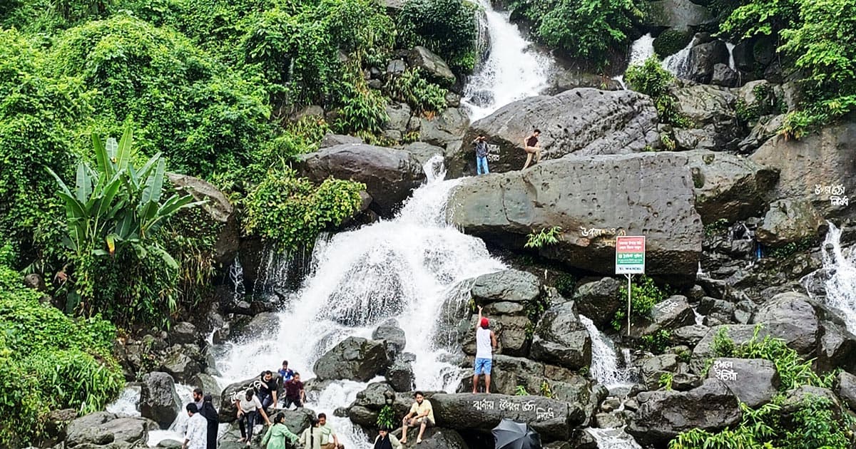 যৌবনে ফিরল মায়াবী ঝর্ণা, পর্যটকদের ভিড়