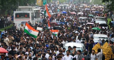 মোদির ঘোষণার পরও যন্তর মন্তরে বিক্ষোভ