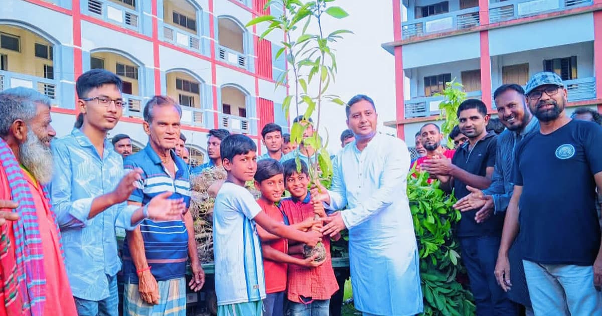 সিংড়ায় শতাধিক ফলদ বৃক্ষ বিতরণ