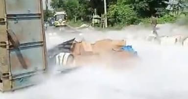 মহাসড়কে উল্টে গেল নাইট্রোজেনবাহী ট্রাক