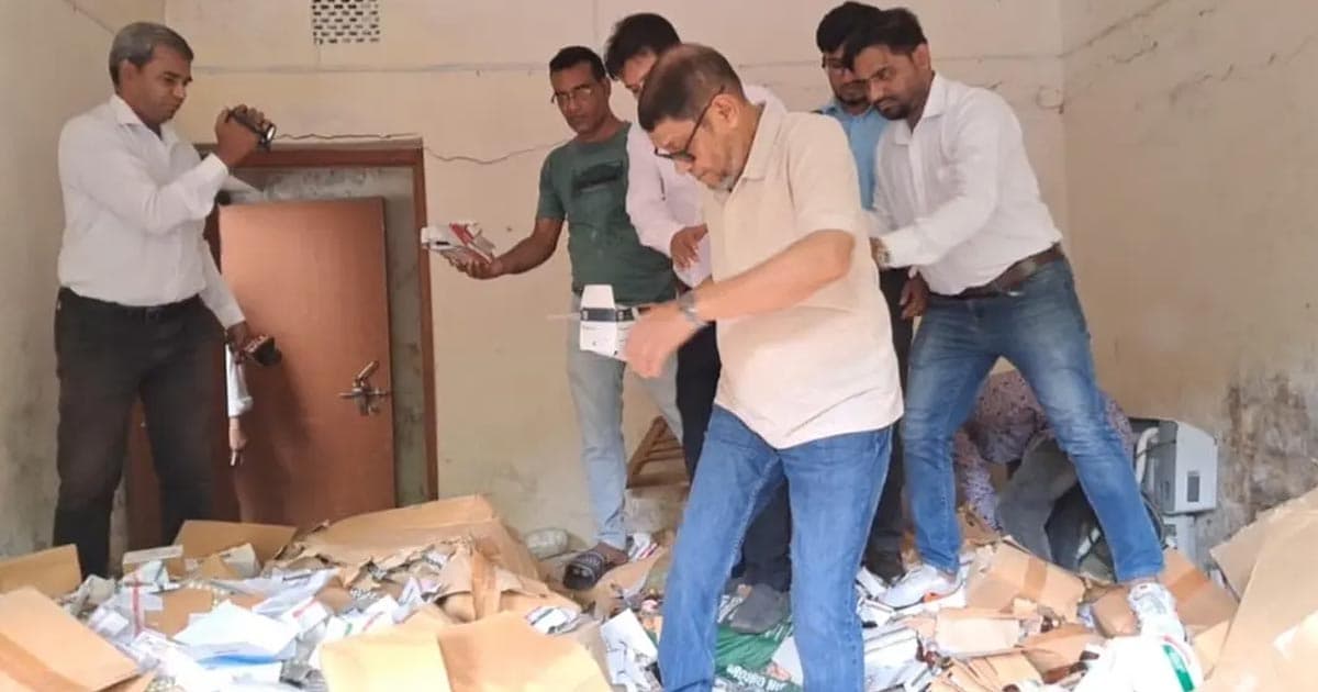 বাথরুমে সরকারি ওষুধ, ক্ষুব্ধ স্বাস্থ্যমন্ত্রী