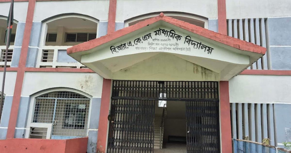 ফি দিতে দেরি, হল থেকে বের করে দেওয়ার অভিযোগ