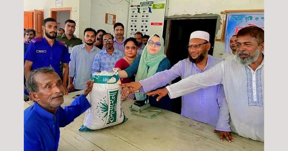 কুলাউড়ায় বন্যার্ত মানুষের মাঝে ত্রাণ বিতরণ