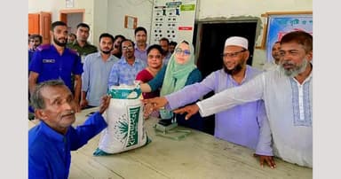 কুলাউড়ায় বন্যার্ত মানুষের মাঝে ত্রাণ বিতরণ