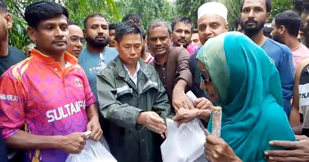 বন্যায় আয়-রোজগার বন্ধ, ত্রাণে হাসি ফুটেছে অসহায়ের মুখে