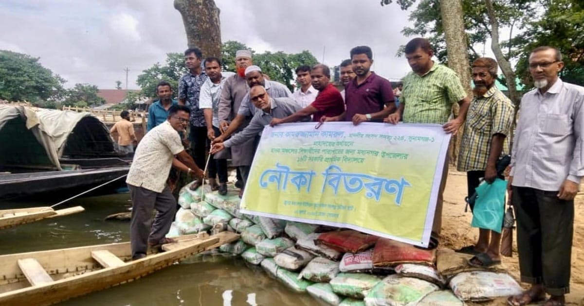 প্রাথমিক বিদ্যালয়ে নৌকা বিতরণ করলেন এমপি কামরুল