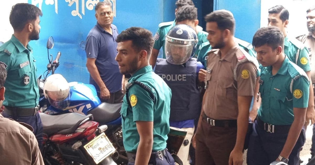 সিলেটে আদালত চত্বরে পুলিশের সামনেই আসামিকে মারধর