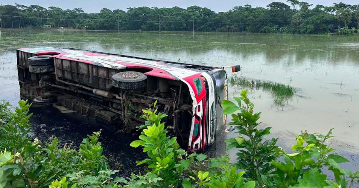 বাউফলে নিয়ন্ত্রণ হারিয়ে খাদে বাস, আহত ২০