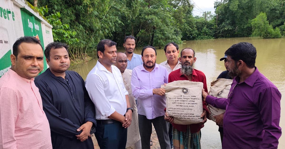 বন্যার্তদের পাশে এমপি মুজিবুর রহমান