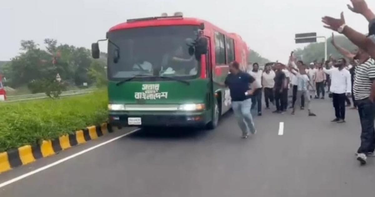 মাদারীপুরে নেতাকর্মীদের ঢল, হাত নেড়ে অভিবাদনের জবাব প্রধানমন্ত্রীর