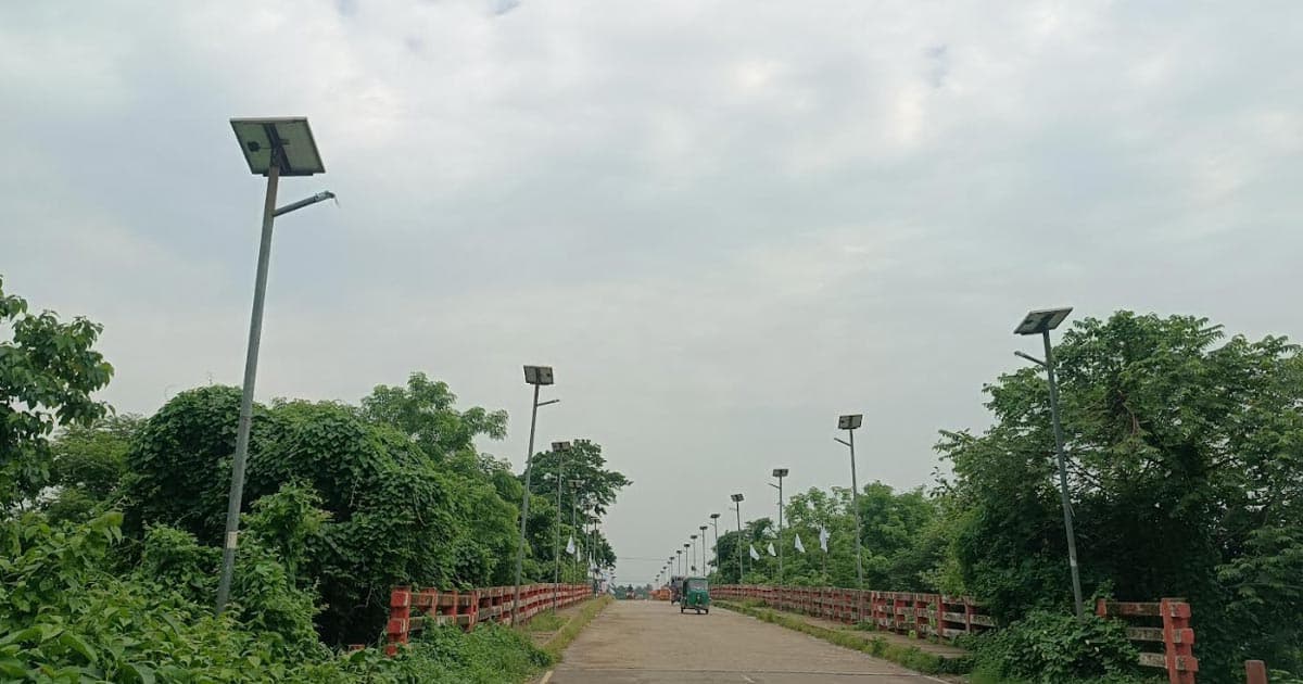 গোমতী নদীর বেরিবাঁধ সড়ক থেকে সোলার লাইট চুরি