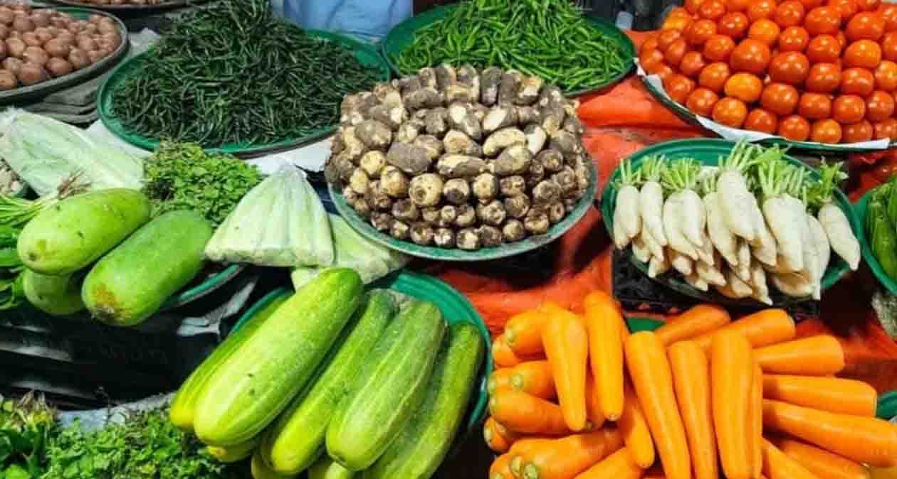 টানা বৃষ্টির প্রভাবে পাবনায় নিত্যপণ্যের ঊর্ধ্বগতি, বিপাকে ক্রেতা