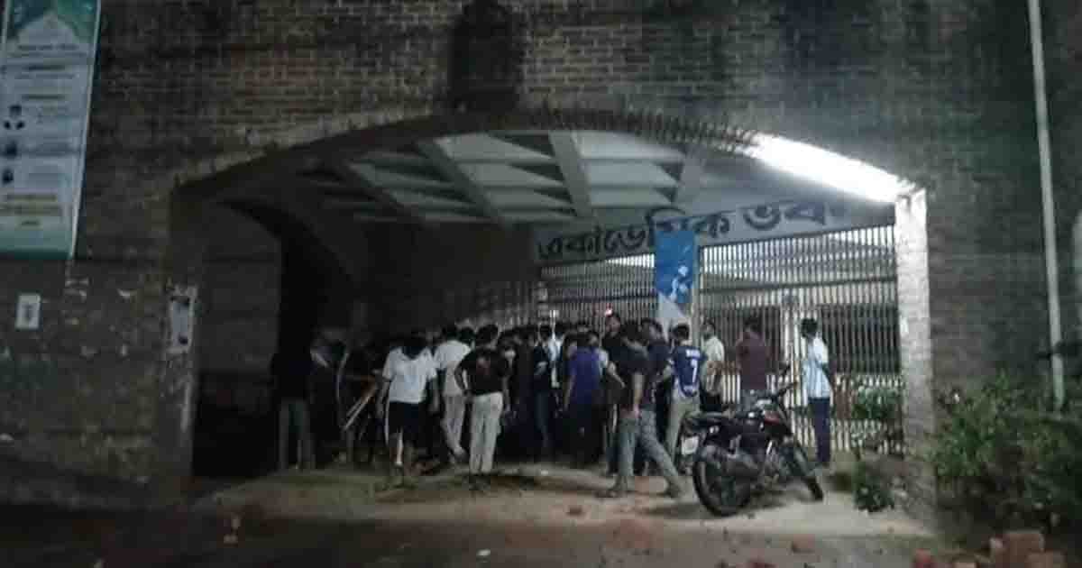 মাভাবিপ্রবিতে খেলা দেখা নিয়ে দফায় দফায় সংঘর্ষ, প্রক্টরসহ আহত ১০