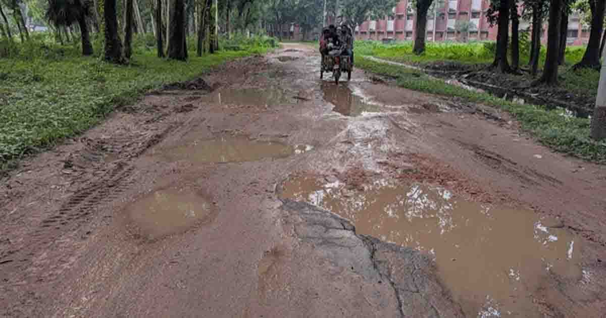 সীতাকুণ্ডে অতিবৃষ্টিতে সড়ক ভাঙন, দুর্ভোগে জনজীবন