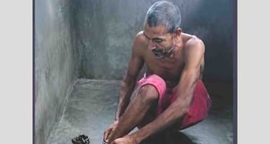 আটঘরিয়ায় যুবক শিকলবন্দী,তদন্ত চায় এলাকাবাসী