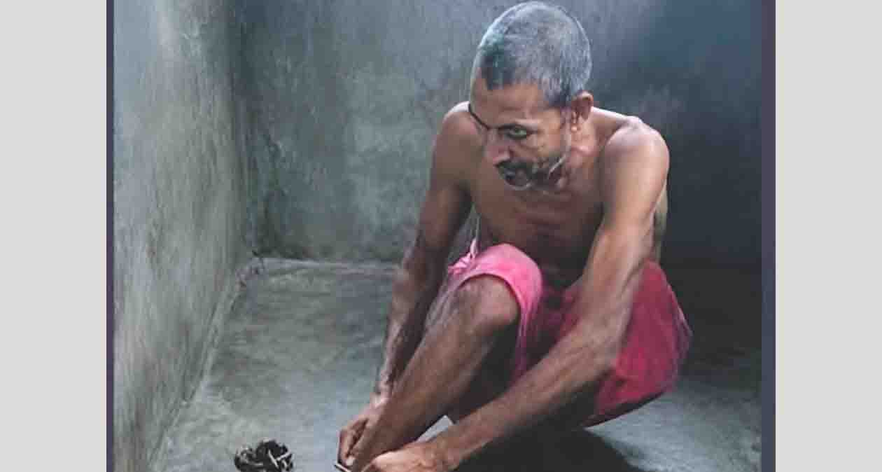 আটঘরিয়ায় যুবক শিকলবন্দী,তদন্ত চায় এলাকাবাসী