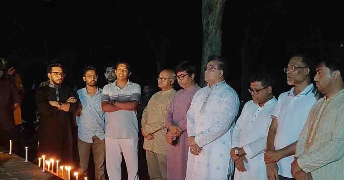 জাবিতে জুলাইয়ের প্রথম প্রহরে ছাত্রশক্তির মোমবাতি প্রজ্বলন ও জাতীয় সংগীত