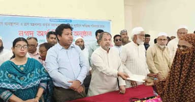 সিংড়ায় সেলাই মেশিন, নলকূপ ও চেক বিতরণ