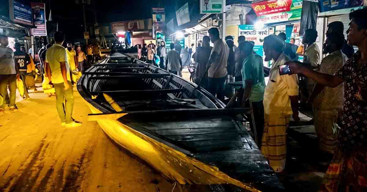 পুলিশ দেখে নদীতে ঝাঁপ মাদক কারবারিদের, জব্দ হলো ৪০ ফুটের নৌকা