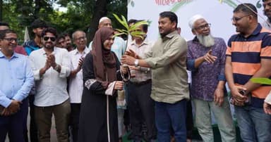 রাজশাহীতে গাছের চারা বিতরণ করলেন রাসিক প্রশাসক