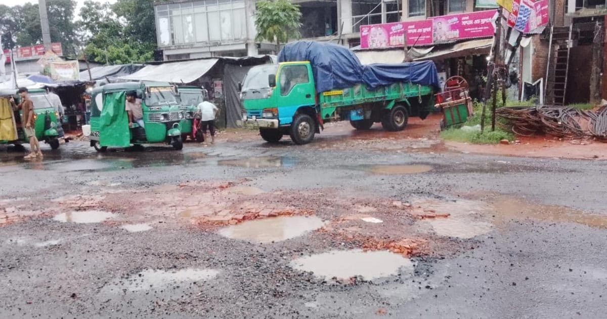 মরণফাঁদে পরিণত হয়েছে যানবাহন চলাচল