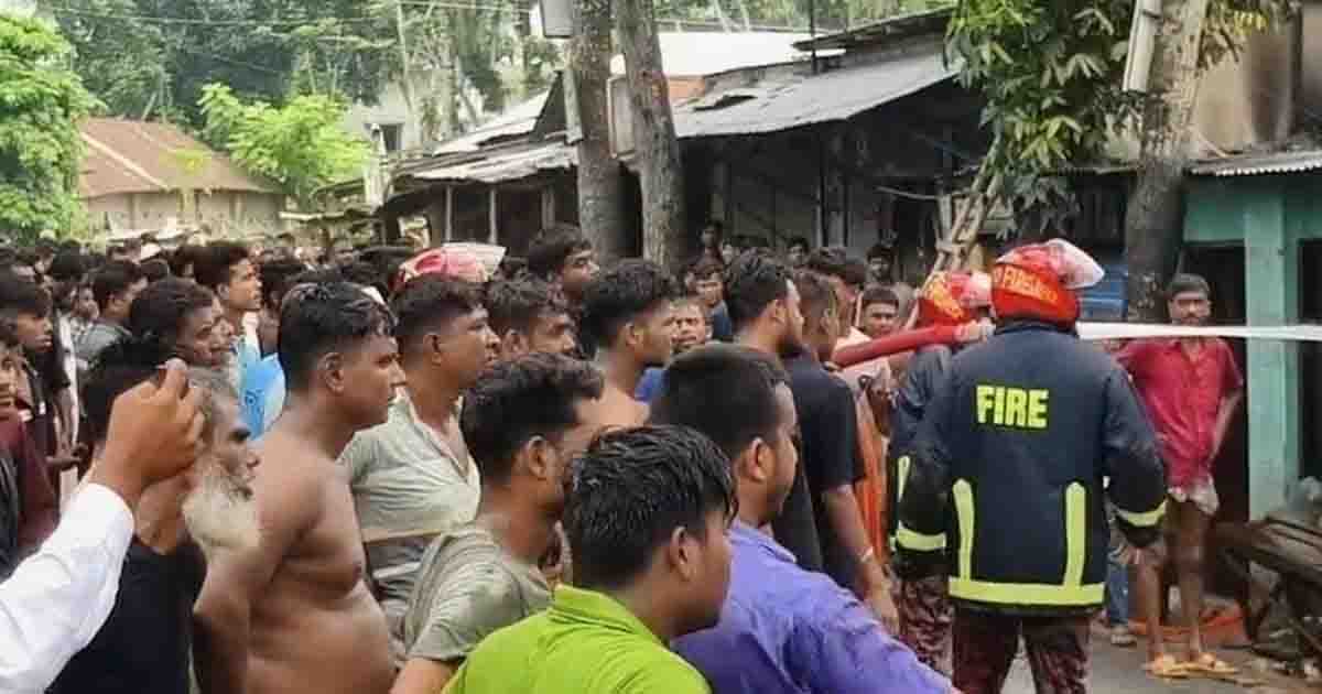 গুরুদাসপুরে অবৈধ পাম্পের আগুনে দোকান ও বসতবাড়ি ছাই