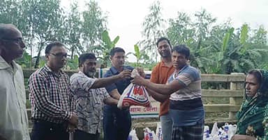 চন্দনাইশে শতাধিক পরিবারে সাংবাদিক ফাউন্ডেশনের ত্রাণ