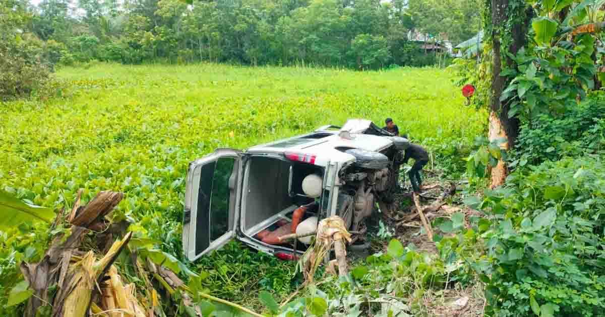 ঝালকাঠিতে রোগী বহনকারী অ্যাম্বুলেন্স খাদে, আহত ১