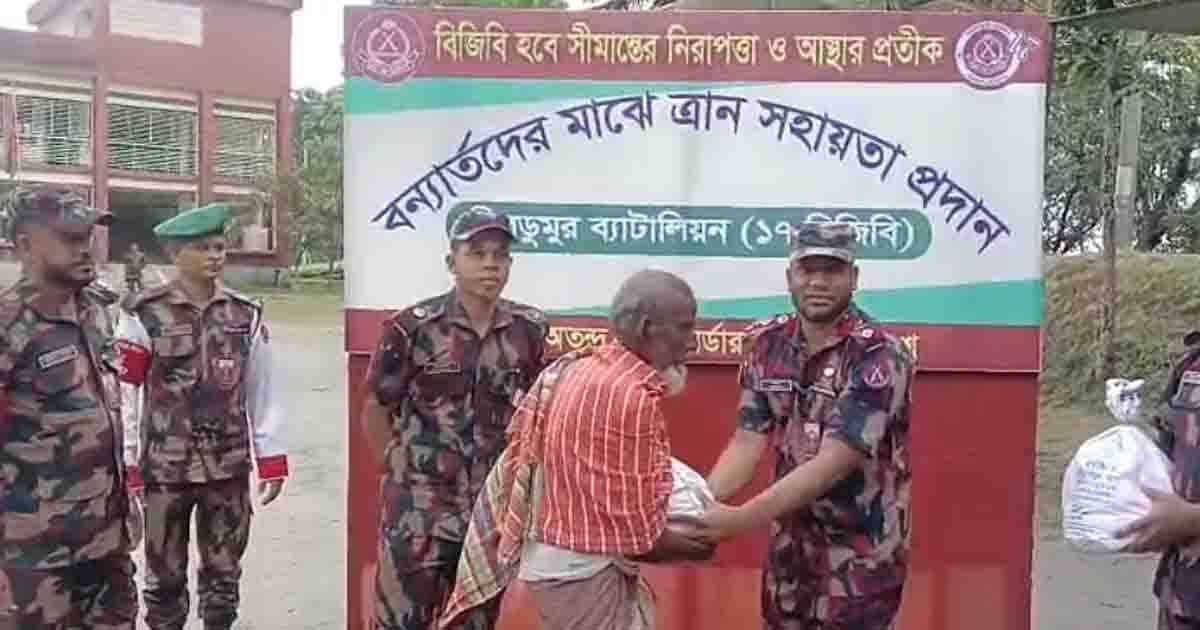 শ্যামনগরে দুর্যোগে ক্ষতিগ্রস্তদের মাঝে ত্রাণ বিতরণ