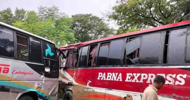 সাথিয়ায় দুই বাসের মুখোমুখি সংঘর্ষ, আহত ৭