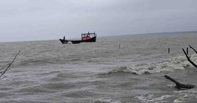 বরগুনায় উত্তাল সাগরে ২ ট্রলারডুবি, নিখোঁজ ২ জেলে
