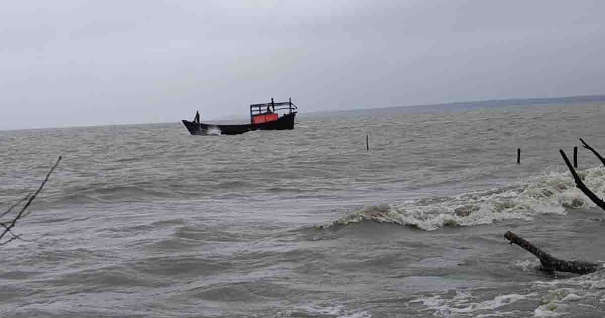 বরগুনায় উত্তাল সাগরে ২ ট্রলারডুবি, নিখোঁজ ২ জেলে